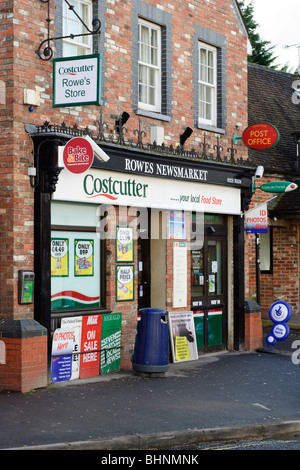 Rowes Newsmarket in Wantage, Oxfordshire, Inghilterra, Regno Unito è un negozio con un ufficio postale situato all'interno. Foto Stock