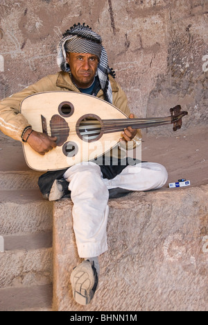 Beduin giocando una sorta di liuto all'interno del monastero di Petra, Giordania, Asia. Foto Stock