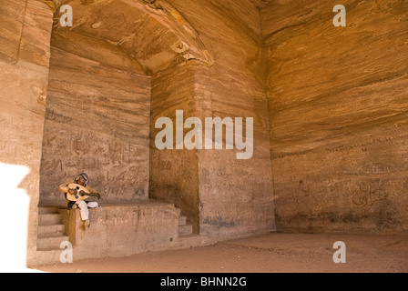 Beduin giocando una sorta di liuto all'interno del monastero di Petra, Giordania, Asia. Foto Stock