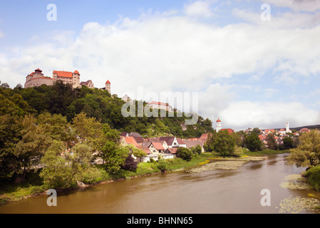 Harburg, Baviera, Germania. Vista lungo fiume Wornitz al borgo medievale con castello bavarese Schloss sulla collina. Foto Stock