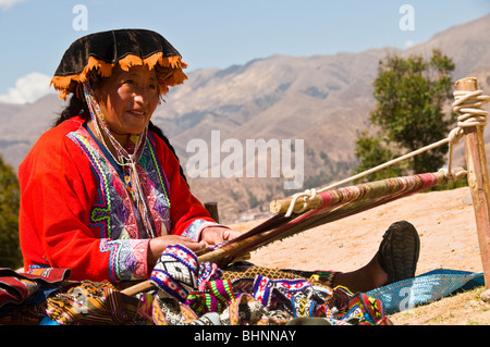 La Valle Sacra, Perù, Sud America, donna indigena weaver, la cultura indiana, Foto Stock