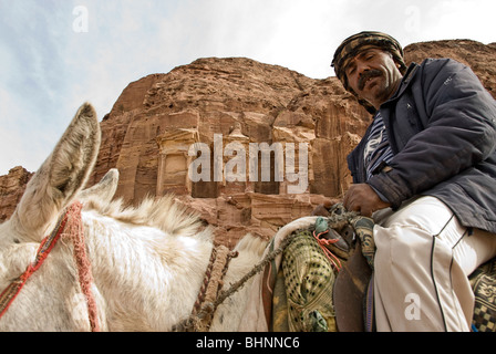 Beduin su un asino nelle rovine di Petra, Giordania, Asia. Foto Stock