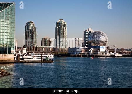 Vista su False Creek a Telus il mondo della scienza globe Foto Stock