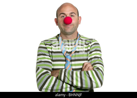 Attore clown che presentano bracci incrociati clown naso e tirante Foto Stock