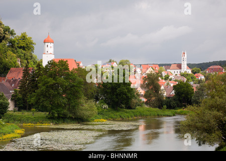 Harburg, Baviera, Germania. Vista lungo fiume Wornitz al pittoresco villaggio bavarese sul romantico percorso stradale Foto Stock