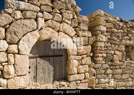 Le rovine di una vecchia casa crollata nel piccolo villaggio di Dana,Giordania,l'Asia. Foto Stock