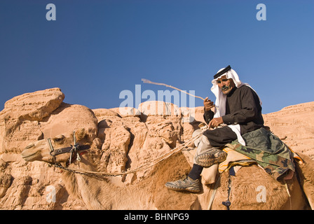 Beduin su un cammello Wadi Rum, Giordania, Asia. Foto Stock