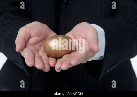 Imprenditore azienda uova d'oro Foto Stock