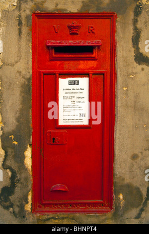 Un britannico tradizionale scatola a muro vittoriano stile letterbox realizzato da W T Allen @ Co in L-Ahhar Hin ta- Gbir in Malta Foto Stock