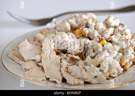 Il pollo e la pancetta pasta in una salsa maionese su una piastra bianca Foto Stock