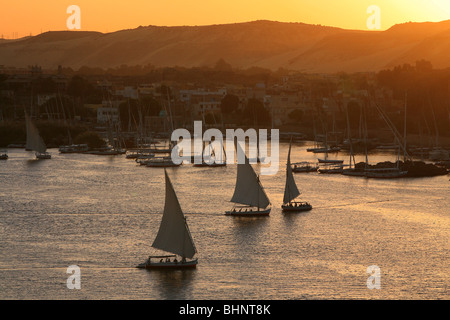 Tramonto sul Nilo e Isola Elefantina in Aswan, Egitto Foto Stock