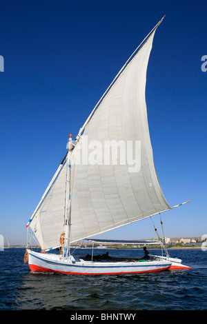 Traversata in Felucca vela verso la riva occidentale del Nilo in Aswan, Egitto Foto Stock