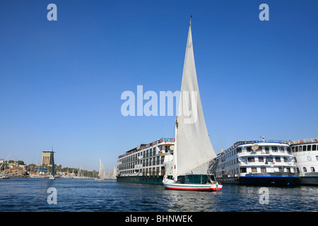 Nuovo vs vecchio - Felucca vs cruiseship in Aswan, Egitto Foto Stock