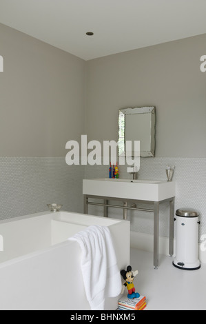 Semplice moderno bagno con lavandino e vasca da bagno Foto Stock