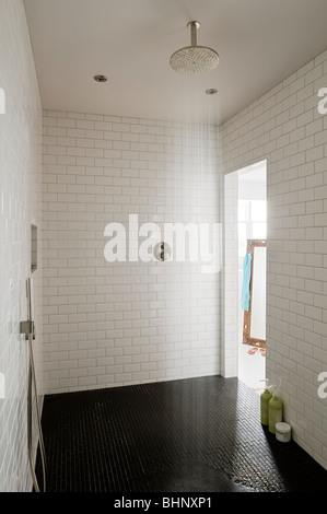 Doccia walk-in camera con esecuzione di bianco-bond pareti piastrellate Foto Stock