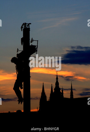 Praga - dettaglio da Charles Bridge dal tramonto - Gesù sulla croce Foto Stock