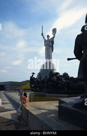 Ucraina, Europa orientale, Kiev, Rodina Mat (difesa della Patria monumento) presso il Museo della Grande Guerra Patriottica Foto Stock