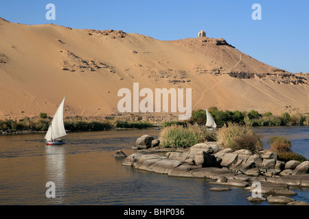 Due feluche navigano tra le tombe dei nobili e Kitchner's Island in Aswan, Egitto Foto Stock