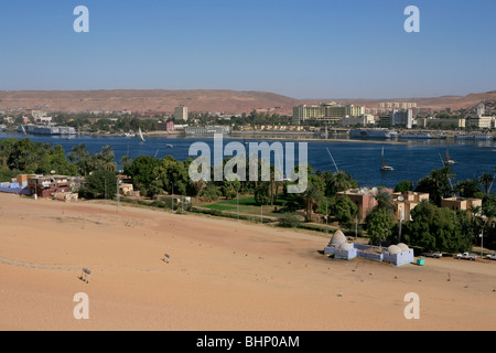 Nubian Village con cupole blu beehive case sulla sponda ovest del Nilo in Aswan, Egitto Foto Stock