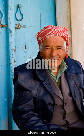 Testour in Tunisia Africa Ritratto di vecchio uomo musulmano in abito nativo e turbante Foto Stock