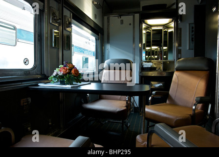 Posh roomy amore romance cabina doppia cabina suite in ore diurne configurazione posti a sedere a bordo attraverso il convoglio ferroviario sleeping car Foto Stock