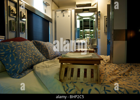 Posh roomy amore romance cabina doppia cabina suite in notturna a bordo di configurazione tramite linea ferroviaria sleeping car Foto Stock