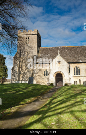 Il XII centuary Norman St Mary's Chiesa sulle rive del fiume Tamigi in castello Eaton, Wiltshire, Regno Unito Foto Stock