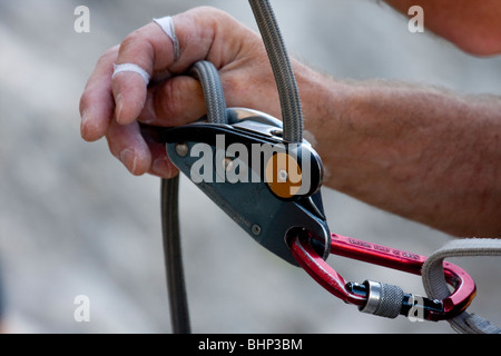 Gli arrampicatori GriGri sosta del dispositivo e moschettone utilizzato per scalare, Bellus, Spagna Foto Stock