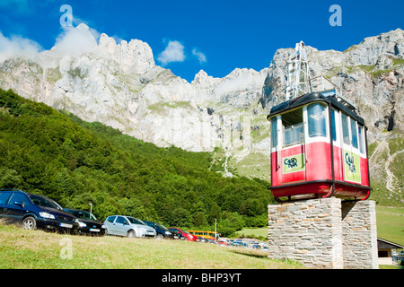 Auto parcheggiata in corrispondenza della base della gamma della montagna, 'Fuente De' [Picos de Europs] Asturias Spagna Foto Stock
