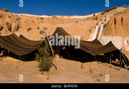 Berber Lifestyle Village Matmata Tunisia casa grotta in montagna con la tenda al di fuori in Africa in remoto Foto Stock