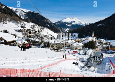 Vista del complesso di Arabba dalle piste Sella Ronda Ski Area Alta Badia, Dolomiti, Italia Foto Stock