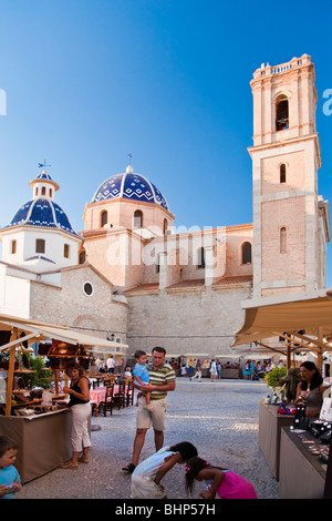 Marketplace [Plaza de la Iglesia] con chiesa [Virgen del Consuelo] in background, Altea Alicante, Spagna Foto Stock