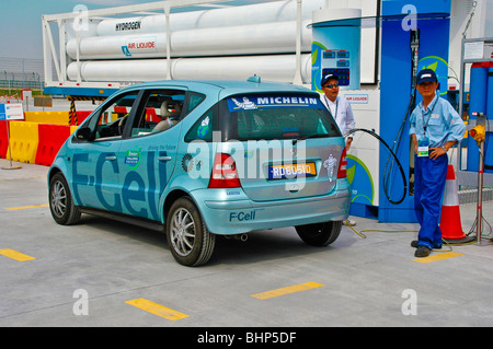 Il rifornimento di una Mercedes f-cell sperimentale cella combustibile auto con idrogeno mobile della stazione di riempimento in corrispondenza di Challenge Bibendum Shanghai in Cina Foto Stock