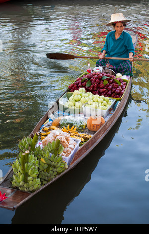 Il mercato galleggiante di Damnoen saduak, un passato di vita a Ratchaburi. Un mercato galleggiante popolare con venditori in barche di legno sui corsi d'acqua in Thailandia. Foto Stock