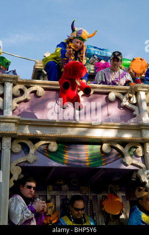 Endimione Krewe gettando Teddy bear durante il Mardi Gras 2010, New Orleans, Louisiana Foto Stock