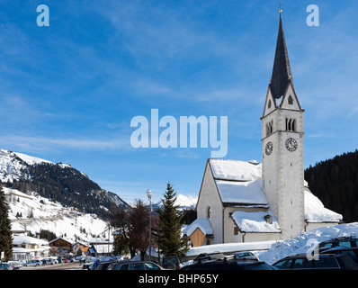 Chiesa nel centro del villaggio, Arabba, Sella Ronda Ski Area Alta Badia, Dolomiti, Italia Foto Stock