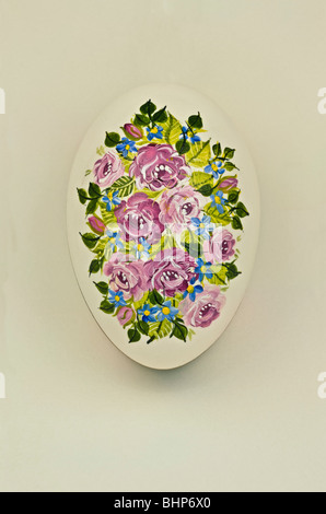 Uovo di Pasqua con dipinto a mano motivazioni Foto Stock