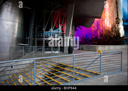 L ingresso del Frank Gehry progettato Experience Music Project Museum, nel centro di Seattle, vicino allo Space Needle. Foto Stock