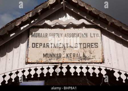 India Kerala, Munnar, vecchio stile coloniale associazione alimentazione Department Store in segno Foto Stock