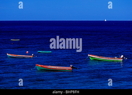 Barche da pesca città di Les Danses d'Arlet Martinica Antille Francesi Foto Stock