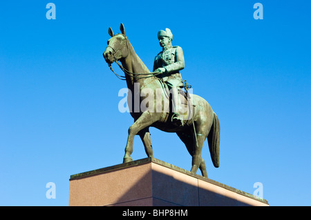 Statua del maresciallo Mannerheim, eroe di indipendenza finlandese, si distingue per la strada Mannerheimintie recante il suo nome a Helsinki Foto Stock