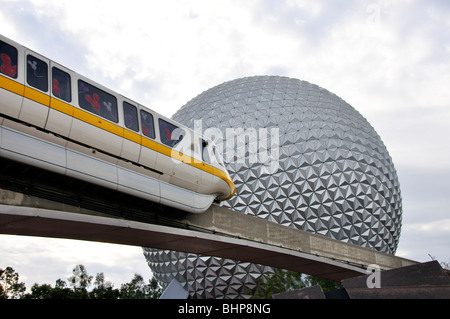 Astronave Terra e treno monorotaia, Epcot, Disney, Orlando, Florida, Stati Uniti d'America Foto Stock