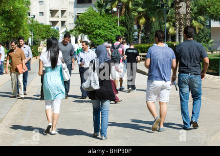 Gli studenti universitari a piedi nel campus di Beirut università araba Libano Medio Oriente Foto Stock