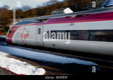 Accelerando la Vergine dei treni attraverso la stazione di Oxenholme Lake District Foto Stock