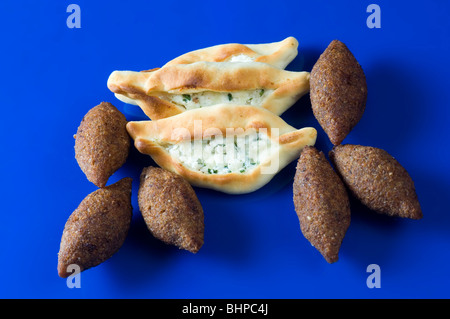 Formaggio Samosa e fritto Kibbeh (sparato bulgur riempiti con carne) Beirut Libano Medio Oriente Foto Stock