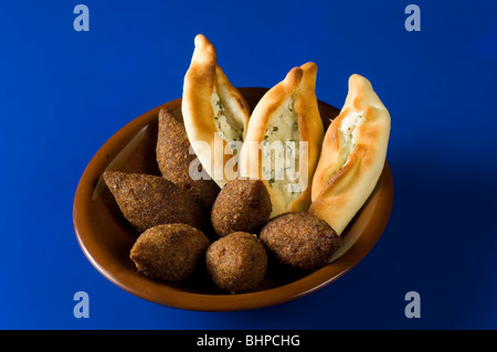 Frittura di bulgur (kibbeh) ripiene di carne e formaggio samosa Beirut Libano Medio Oriente Foto Stock