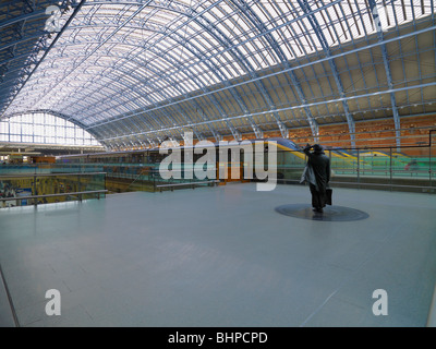 Interno della stazione di St Pancras che mostra la statua di Sir John Betjeman guardando verso i treni Eurostar Foto Stock