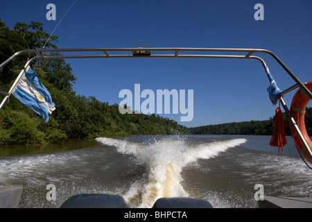 Gita sul fiume accelerando in barca lungo il fiume nel Parco Nazionale di Iguazu, Repubblica di Argentina, Sud America Foto Stock