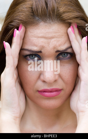 Bella donna con una testa in mani Foto Stock