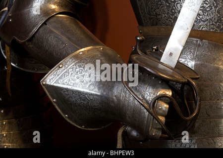 Sfida particolare con la spada medievale classica tuta piena di Armor. Foto Stock